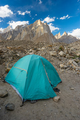 Obraz premium Blue tent at Khobutse camp, K2 trek, Pakistan
