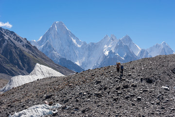 Twee dragers lopen naar Concordia camp, K2 trek, Pakistan