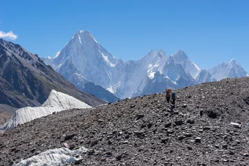Crédence de cuisine en verre imprimé Gasherbrum Deux porteurs marchent vers le camp de Concordia, K2 trek, Pakistan