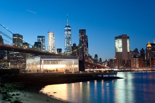 Manhattan Skyline, Brooklyn Bridge, Waterfront. at night