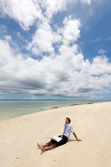 南国の美しいビーチで寛ぐ男性
