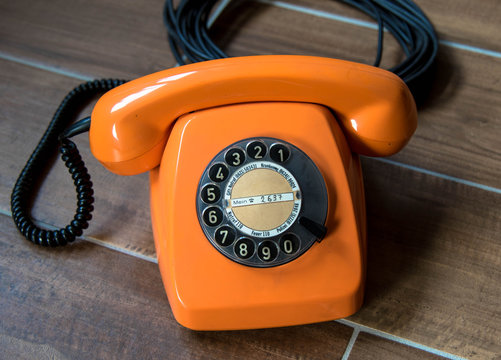 Altes Telefon mit W&auml;hlscheibe