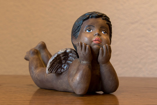 Dunkelh&auml;utiger Engel