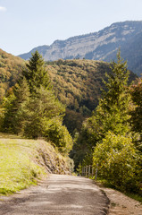 Fototapeta na wymiar Noiraigue, Dorf, Areuse, Schlucht, Areuseschlucht, Fluss, Val de Travers, Jura, Wanderweg, Herbstwanderung, Herbst, Schweiz