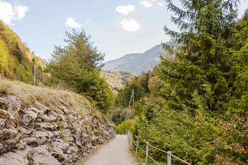 Noiraigue, Dorf, Val de Travers, Jura, Areuse, Fluss, Areuseschlucht, Schlucht, Wanderweg, Herbst, Herbstwanderung, Herbstlaub, Schweiz