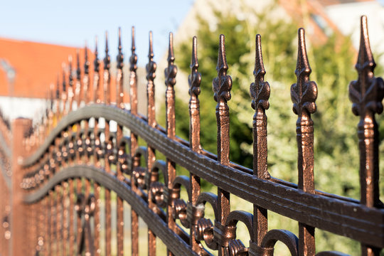 Zaun / Zaun aus Metall an einem Grundst&uuml;ck