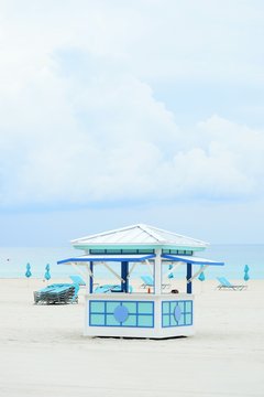 Geöffnete Strandbude, Liegen und Sonnenschirme am Strand von Miami, South  Beach, Florida, USA