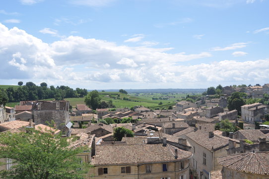 D&auml;cher eines mediteranen Dorf mit Wolken und Himmel