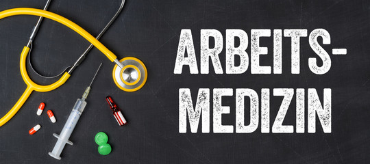Stethoskop und Medikamente - Arbeitsmedizin