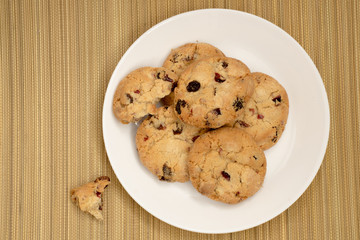 Cookies with raisins on the plate. on straw mat