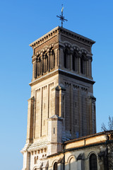 Fototapeta na wymiar Clocher cathédrale Saint-Apollinaire