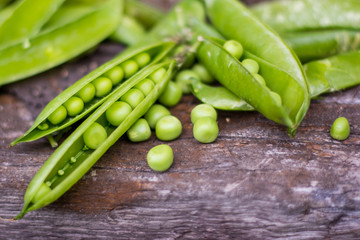 green peas in pods