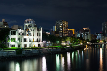 Obraz premium Atomic bomb dome in Hiroshima Japan at night