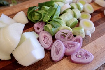 Obraz na płótnie Canvas Sliced Leeks & onions