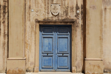Fototapeta na wymiar alte blaue holztür in bonifacio, korsika, frankreich
