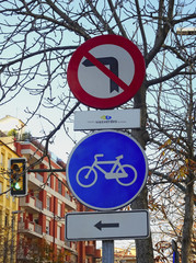 se&ntilde;ales de trafico en una ciudad para coches y bicicletas