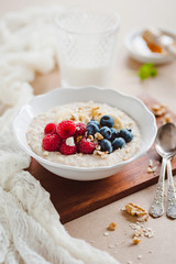 gesundes Porridge mit frichen Früchten - overnight oats