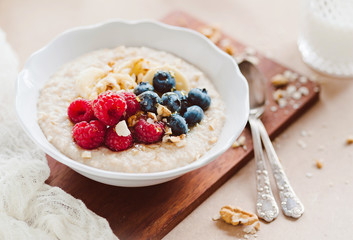 gesundes Porridge mit frichen Früchten - overnight oats