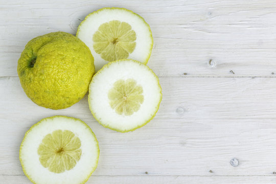Succoso cedro di Sicilia affettato su sfondo bianco dall'alto