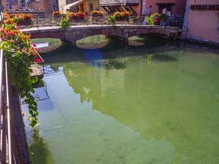 Annecy , localidad del departamento de Alta Saboya, en la región de Auvernia-Ródano-Alpes, Francia. Verano de 2016
