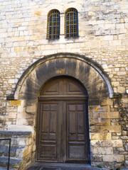 Fototapeta na wymiar Puerta al lado de un banco escalonado donde los Cónsules de la República administraban justicia en el siglo XIII en Arles, Francia, verano de 2016