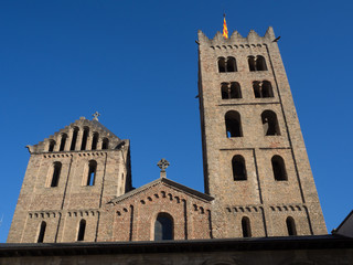 Fototapeta na wymiar El monasterio benedictino de Santa María de Ripoll situado en la localidad catalana de Ripoll. Fue fundado hacia el año 880 por el conde Wifredo el Velloso, Diciembre 2016 OLYMPUS CAMERA DIGITAL