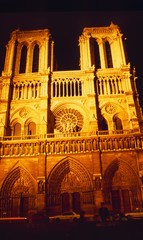 Fototapeta na wymiar Paris: Die Notre Dame nachts beleuchtet