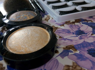 Косметика на  цветном фоне,накладные ресницы с кистями для макияжа - женская косметичка 