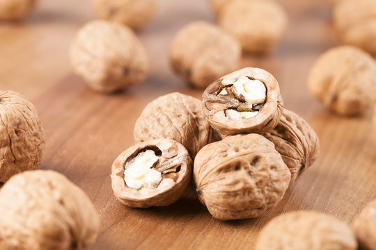 Waln&uuml;sse auf einem Holzhintergrund