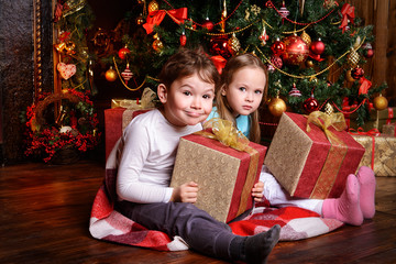 Obraz na płótnie Canvas kids with gift boxes