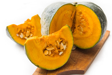Zucca fresca su fondo bianco