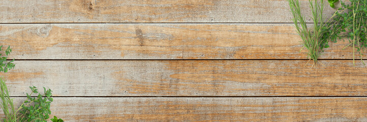 Frische Kräuter (Oregano, Thymian, Rosmarin) auf Holz-Küchentisch - Banner / Hintergrund 