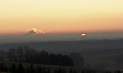 Sonnenuntergang über einer weiten Landschaft