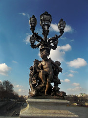 Fototapeta na wymiar statue of angels on the bridge in paris