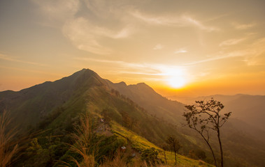 Obraz premium beautiful sunrise on mountain