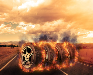 Vier brennende Reifen stehen auf einer Straße