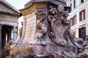 Obraz premium Detail of the Fountain at the Pantheon