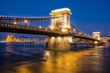 Obraz premium sundown view to chain bridge, budapest