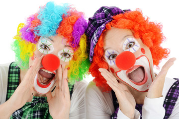 Clown geschminkt in Kostüm zu Karneval, Fasching oder Fastnacht ruft und schreit