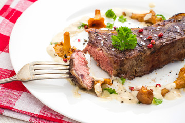 Grilled rump steak with chanterelle mushrooms