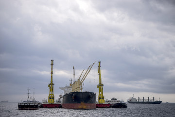 Fototapeta premium floating crane