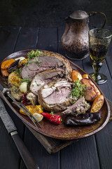 Lammbraten mit Gemüse und Früchten