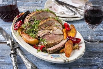Lammbraten mit Gemüse und Obst auf Teller