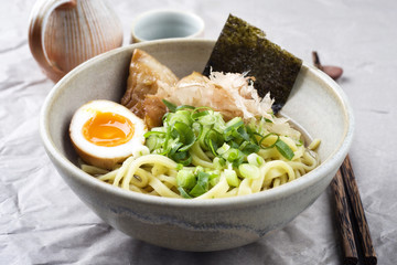 Ramen Fisch Suppe in Schale