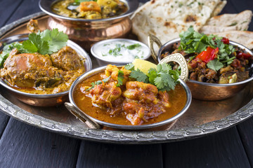 Indische Gerichte auf einem Thali