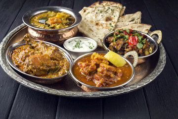 Indische Gerichte auf traditionellen Thali