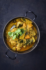 Vegetarisches Curry in Schale