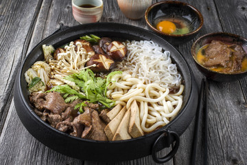 Sukiyaki in traditionellen japanischen Topf 