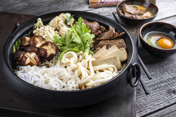 Sukiyaki in traditionallen japanischen Topf