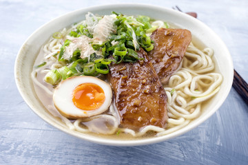 Ramen Fish Teriyaki Suppe in Schale